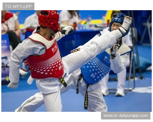 选手们在激烈比拼中遵循“远踢、近打、贴身摔”的技法理念。