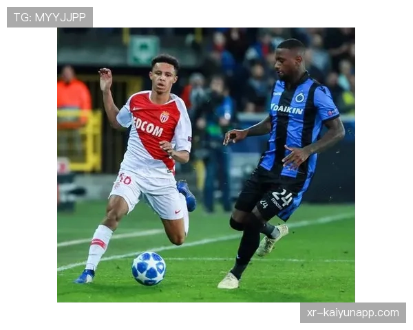 特写：在毕尔巴鄂的街头，一群少年通过手机分享观看西甲比赛的非法链接